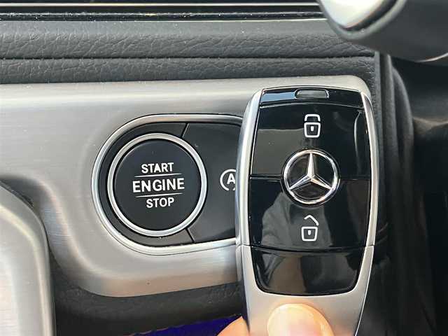 メルセデス・ベンツ ゲレンデヴァーゲン Ｇ３５０ｄ AMGライン 和歌山県 2020(令2)年 5.3万km 白 純正ナビ/Bluetooth/フルセグ/AM/FM/バックカメラ/全方位カメラ/ガラスルーフ/ETC2.0/ドライブレコーダー/クルーズコントロール/ターボ/HIDヘッドライト/４WD/コーナーセンサー/センターデフロック/ワンオーナー/MTモード付AT/プッシュスタート/スペアキー/スマートキー/純正フロアマット/純正20インチアルミホイール/パワーシート/シートヒーター/レザーシート/オートライト/盗難防止装置