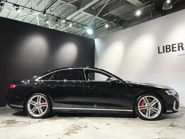 アウディ アウディ Ｓ８ 道央・札幌 2023(令5)年 0.2万km ミトスブラックメタリック ワンオーナー/パノラマサンルーフ/コンフォートパッケージ/・インディビジュアル電動シート(リヤ)/・リヤシートリモート/・シートベンチレーション マッサージ機能(フロント/リヤ)/・Bang&Olufsen3Dサウンド(17スピーカー)/・デジタルマトリクスLEDヘッドライト/・マトリクスLEDインテリアライト/プレディクティブアクティブサスペンション/リヤスポーツディファレンシャル/フルレザーパッケージ/バルコナレザーシート/フロントシート電動調整機能/シートヒーター(全席)/MMIナビゲーション/TVチューナー/ワイヤレスチャージング/バーチャルコックピットプラス/ヘッドアップディスプレイ/マルチカラーアンビエントライティング/4ゾーンデラックスオートマチックエアコンディショナー/サラウンドビューカメラ/アダプティブドライブアシスト/アウディアクティブレーンアシスト/アウディプレセンスフロント/リヤ/フロントクロストラフィックアシスト/アウディサイドアシスト/パークアシスト