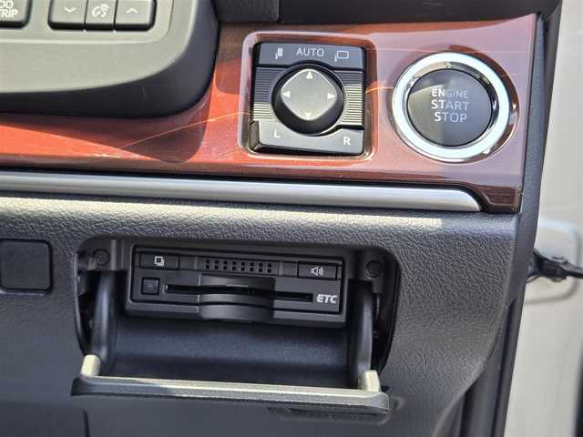 トヨタ クラウン ロイヤル ロイヤルサルーン 鹿児島県 2013(平25)年 6.8万km プレシャスシルバー ビルトインＥＴＣ　/バックカメラ　/純正ＨＤＤナビ　/Ｂｌｕｅｔｏｏｔｈオーディオ　/クルーズコントロール　/ＨＩＤヘッドライト　/Ｄ＋Ｎ席パワーシート　/肩口パワースイッチ　/プリクラッシュセーフティ/純正アルミホイール(16インチ)/プッシュスタート/スマートキー/ワンオーナー/横滑り防止装置/エアバッグ(W+サイド)/カーテンエアバック