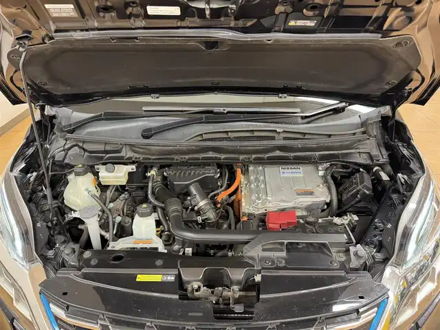 日産 セレナ e－パワー ハイウェイスター V 群馬県 2020(令2)年 6万km ダイヤモンドブラック 安全装備/・衝突軽減ブレーキ/・プロパイロット/・ブラインドスポット/・オートライト/・オートハイビーム/・横滑り防止/・車線逸脱装置/社外9インチナビ/・AM/FM/CD/DVD/・Bluetooth/MSV/・SD/フルセグTV/フリップダウンモニター/バックカメラ/両側電動スライドドア/前席シートヒーター/ハンドルヒーター/前後ドライブレコーダ/電動パーキング/オートホールド/ETC/LEDヘッドライト/LEDフォグランプ/純正フロアマット/純正ドアバイザー/純正16インチアルミホイール/プッシュスタート/スマートキー