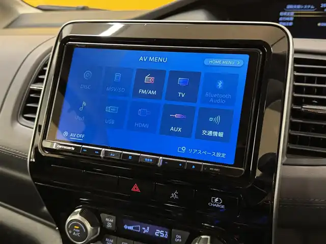 日産 セレナ e－パワー ハイウェイスター V 群馬県 2020(令2)年 6万km ダイヤモンドブラック 安全装備/・衝突軽減ブレーキ/・プロパイロット/・ブラインドスポット/・オートライト/・オートハイビーム/・横滑り防止/・車線逸脱装置/社外9インチナビ/・AM/FM/CD/DVD/・Bluetooth/MSV/・SD/フルセグTV/フリップダウンモニター/バックカメラ/両側電動スライドドア/前席シートヒーター/ハンドルヒーター/前後ドライブレコーダ/電動パーキング/オートホールド/ETC/LEDヘッドライト/LEDフォグランプ/純正フロアマット/純正ドアバイザー/純正16インチアルミホイール/プッシュスタート/スマートキー