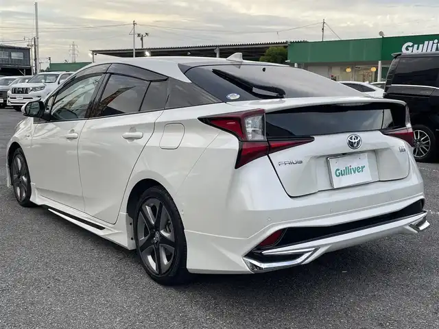 トヨタ プリウス A プレミアム　ツーリングセレ 千葉県 2019(令1)年 6万km ホワイトパールクリスタルシャイン ワンオーナー/モデリスタエアロ/黒レザーシート/純正SDナビ【NSZT-Y68T】/・CD/DVD/MSV/Bluetooth/フルセグTV/バックカメラ/運転席パワーシート/前席シートヒーター/前席シートベンチレーション/トヨタセーフティーセンス/・プリクラッシュセーフティー/・レーンディパーチャーアラート/・パーキングサポートブレーキ/・リヤクロストラフィックアラート/・ブラインドスポットモニター/・アダプティブクルーズコントロール/スマートキー/ヘッドアップディスプレイ/AC100V1500W電源/純正ドライブレコーダー【DRT-C68A】/ビルトインETC2.0/純正17インチアルミホイール/純正LEDヘッドライト/フォグランプ/ドアバイザー/本革巻きステアリング/サイド＆カーテンエアバッグ/新車時保証書＆取扱説明書