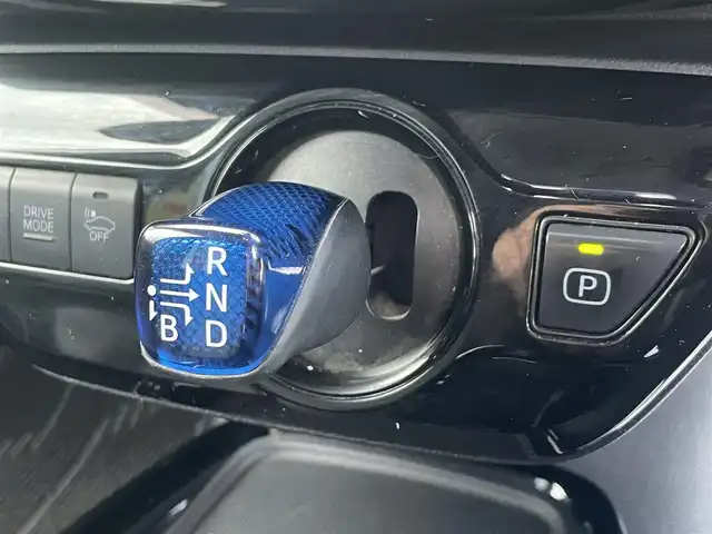 トヨタ プリウス A プレミアム　ツーリングセレ 千葉県 2019(令1)年 6万km ホワイトパールクリスタルシャイン ワンオーナー/モデリスタエアロ/黒レザーシート/純正SDナビ【NSZT-Y68T】/・CD/DVD/MSV/Bluetooth/フルセグTV/バックカメラ/運転席パワーシート/前席シートヒーター/前席シートベンチレーション/トヨタセーフティーセンス/・プリクラッシュセーフティー/・レーンディパーチャーアラート/・パーキングサポートブレーキ/・リヤクロストラフィックアラート/・ブラインドスポットモニター/・アダプティブクルーズコントロール/スマートキー/ヘッドアップディスプレイ/AC100V1500W電源/純正ドライブレコーダー【DRT-C68A】/ビルトインETC2.0/純正17インチアルミホイール/純正LEDヘッドライト/フォグランプ/ドアバイザー/本革巻きステアリング/サイド＆カーテンエアバッグ/新車時保証書＆取扱説明書