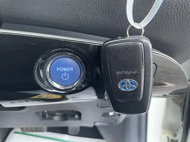 トヨタ プリウス A プレミアム　ツーリングセレ 千葉県 2019(令1)年 6万km ホワイトパールクリスタルシャイン ワンオーナー/モデリスタエアロ/黒レザーシート/純正SDナビ【NSZT-Y68T】/・CD/DVD/MSV/Bluetooth/フルセグTV/バックカメラ/運転席パワーシート/前席シートヒーター/前席シートベンチレーション/トヨタセーフティーセンス/・プリクラッシュセーフティー/・レーンディパーチャーアラート/・パーキングサポートブレーキ/・リヤクロストラフィックアラート/・ブラインドスポットモニター/・アダプティブクルーズコントロール/スマートキー/ヘッドアップディスプレイ/AC100V1500W電源/純正ドライブレコーダー【DRT-C68A】/ビルトインETC2.0/純正17インチアルミホイール/純正LEDヘッドライト/フォグランプ/ドアバイザー/本革巻きステアリング/サイド＆カーテンエアバッグ/新車時保証書＆取扱説明書