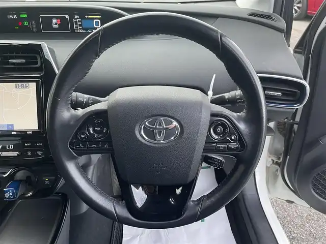 トヨタ プリウス A プレミアム　ツーリングセレ 千葉県 2019(令1)年 6万km ホワイトパールクリスタルシャイン ワンオーナー/モデリスタエアロ/黒レザーシート/純正SDナビ【NSZT-Y68T】/・CD/DVD/MSV/Bluetooth/フルセグTV/バックカメラ/運転席パワーシート/前席シートヒーター/前席シートベンチレーション/トヨタセーフティーセンス/・プリクラッシュセーフティー/・レーンディパーチャーアラート/・パーキングサポートブレーキ/・リヤクロストラフィックアラート/・ブラインドスポットモニター/・アダプティブクルーズコントロール/スマートキー/ヘッドアップディスプレイ/AC100V1500W電源/純正ドライブレコーダー【DRT-C68A】/ビルトインETC2.0/純正17インチアルミホイール/純正LEDヘッドライト/フォグランプ/ドアバイザー/本革巻きステアリング/サイド＆カーテンエアバッグ/新車時保証書＆取扱説明書