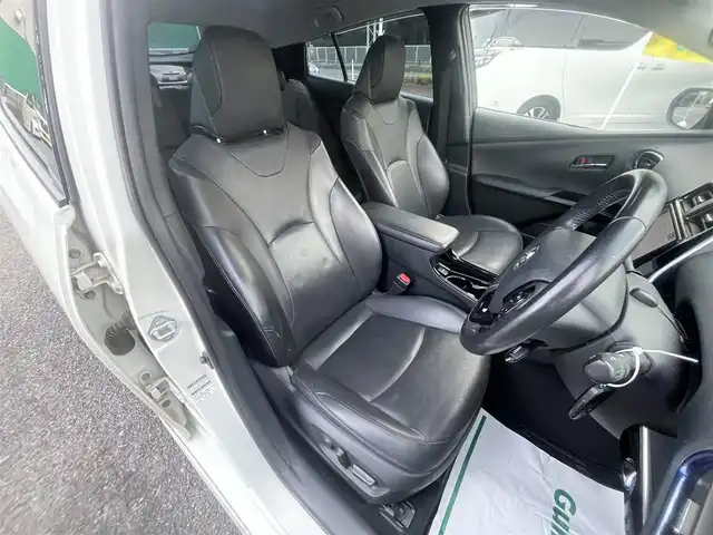 トヨタ プリウス A プレミアム　ツーリングセレ 千葉県 2019(令1)年 6万km ホワイトパールクリスタルシャイン ワンオーナー/モデリスタエアロ/黒レザーシート/純正SDナビ【NSZT-Y68T】/・CD/DVD/MSV/Bluetooth/フルセグTV/バックカメラ/運転席パワーシート/前席シートヒーター/前席シートベンチレーション/トヨタセーフティーセンス/・プリクラッシュセーフティー/・レーンディパーチャーアラート/・パーキングサポートブレーキ/・リヤクロストラフィックアラート/・ブラインドスポットモニター/・アダプティブクルーズコントロール/スマートキー/ヘッドアップディスプレイ/AC100V1500W電源/純正ドライブレコーダー【DRT-C68A】/ビルトインETC2.0/純正17インチアルミホイール/純正LEDヘッドライト/フォグランプ/ドアバイザー/本革巻きステアリング/サイド＆カーテンエアバッグ/新車時保証書＆取扱説明書