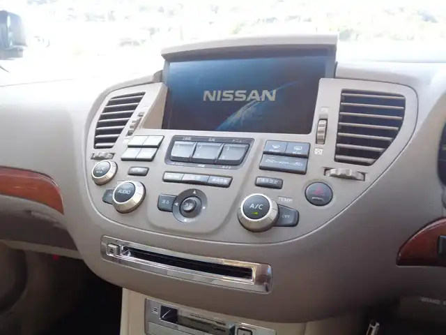 日産 シーマ 450 XV 鹿児島県 2001(平13)年 4.4万km ホワイトパール クルーズコントロール/前席パワーシート/ディスチャージヘッドライト/DVD再生可能/ウィンカーミラー/リモコンキー×3/新車保証書　取説有り/ETC