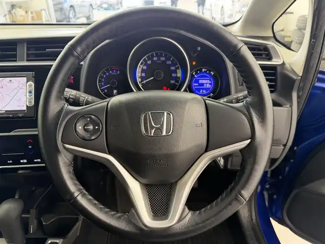 ホンダ フィット 13G Lパッケージ 愛知県 2015(平27)年 6万km ブリリアントスポーティブルーメタリック2トーン ・シティーブレーキアクティブ【CTBA】/・横滑り防止装置/・純正ナビ/（Bluetooth/ワンセグ/AM/FM)/・純正ドライブレコーダ/・アイドリングストップ/・革巻きステア/・オートLEDヘッドライト/・シートリフター/・電動格納ミラー/・ウィンカーミラー/・ステアスイッチ/・ドアバイザー/・スペアキー