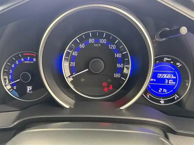 ホンダ フィット 13G Lパッケージ 愛知県 2015(平27)年 6万km ブリリアントスポーティブルーメタリック2トーン ・シティーブレーキアクティブ【CTBA】/・横滑り防止装置/・純正ナビ/（Bluetooth/ワンセグ/AM/FM)/・純正ドライブレコーダ/・アイドリングストップ/・革巻きステア/・オートLEDヘッドライト/・シートリフター/・電動格納ミラー/・ウィンカーミラー/・ステアスイッチ/・ドアバイザー/・スペアキー