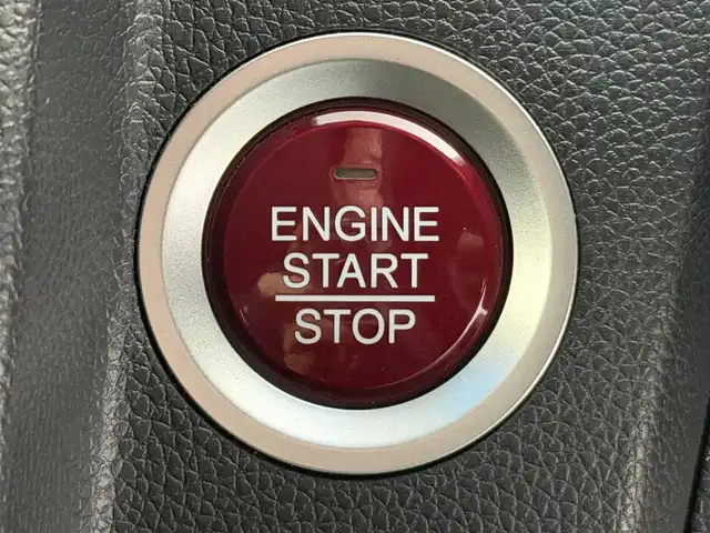 ホンダ フィット 13G Lパッケージ 愛知県 2015(平27)年 6万km ブリリアントスポーティブルーメタリック2トーン ・シティーブレーキアクティブ【CTBA】/・横滑り防止装置/・純正ナビ/（Bluetooth/ワンセグ/AM/FM)/・純正ドライブレコーダ/・アイドリングストップ/・革巻きステア/・オートLEDヘッドライト/・シートリフター/・電動格納ミラー/・ウィンカーミラー/・ステアスイッチ/・ドアバイザー/・スペアキー