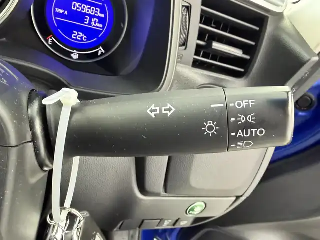 ホンダ フィット 13G Lパッケージ 愛知県 2015(平27)年 6万km ブリリアントスポーティブルーメタリック2トーン ・シティーブレーキアクティブ【CTBA】/・横滑り防止装置/・純正ナビ/（Bluetooth/ワンセグ/AM/FM)/・純正ドライブレコーダ/・アイドリングストップ/・革巻きステア/・オートLEDヘッドライト/・シートリフター/・電動格納ミラー/・ウィンカーミラー/・ステアスイッチ/・ドアバイザー/・スペアキー