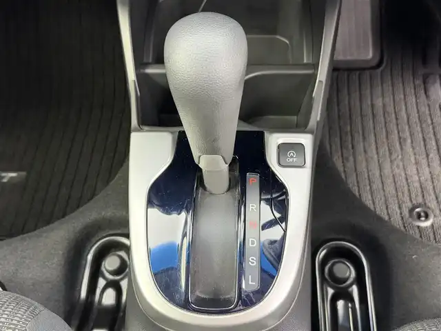 ホンダ フィット 13G Lパッケージ 愛知県 2015(平27)年 6万km ブリリアントスポーティブルーメタリック2トーン ・シティーブレーキアクティブ【CTBA】/・横滑り防止装置/・純正ナビ/（Bluetooth/ワンセグ/AM/FM)/・純正ドライブレコーダ/・アイドリングストップ/・革巻きステア/・オートLEDヘッドライト/・シートリフター/・電動格納ミラー/・ウィンカーミラー/・ステアスイッチ/・ドアバイザー/・スペアキー