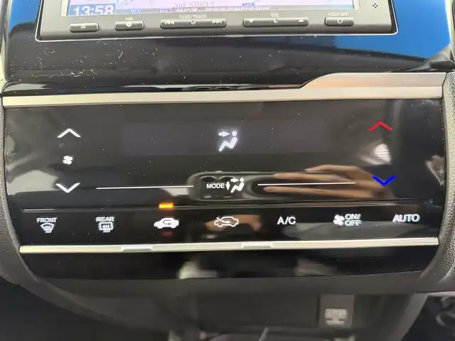 ホンダ フィット 13G Lパッケージ 愛知県 2015(平27)年 6万km ブリリアントスポーティブルーメタリック2トーン ・シティーブレーキアクティブ【CTBA】/・横滑り防止装置/・純正ナビ/（Bluetooth/ワンセグ/AM/FM)/・純正ドライブレコーダ/・アイドリングストップ/・革巻きステア/・オートLEDヘッドライト/・シートリフター/・電動格納ミラー/・ウィンカーミラー/・ステアスイッチ/・ドアバイザー/・スペアキー