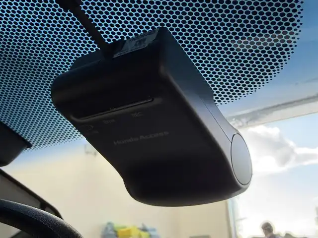 ホンダ フィット 13G Lパッケージ 愛知県 2015(平27)年 6万km ブリリアントスポーティブルーメタリック2トーン ・シティーブレーキアクティブ【CTBA】/・横滑り防止装置/・純正ナビ/（Bluetooth/ワンセグ/AM/FM)/・純正ドライブレコーダ/・アイドリングストップ/・革巻きステア/・オートLEDヘッドライト/・シートリフター/・電動格納ミラー/・ウィンカーミラー/・ステアスイッチ/・ドアバイザー/・スペアキー