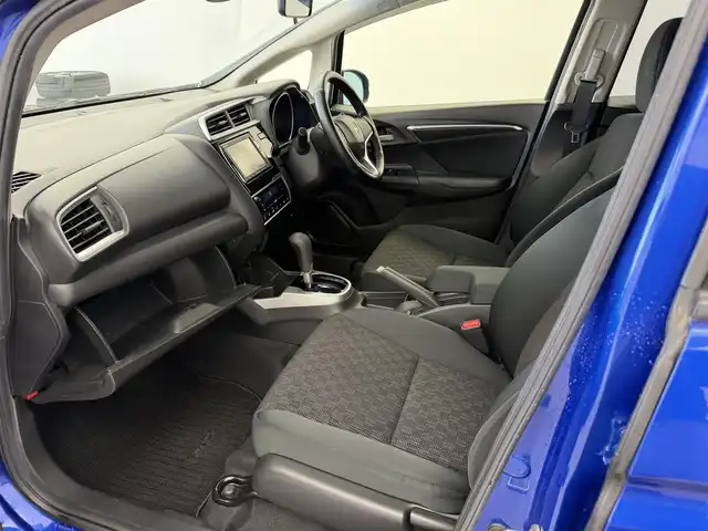 ホンダ フィット 13G Lパッケージ 愛知県 2015(平27)年 6万km ブリリアントスポーティブルーメタリック2トーン ・シティーブレーキアクティブ【CTBA】/・横滑り防止装置/・純正ナビ/（Bluetooth/ワンセグ/AM/FM)/・純正ドライブレコーダ/・アイドリングストップ/・革巻きステア/・オートLEDヘッドライト/・シートリフター/・電動格納ミラー/・ウィンカーミラー/・ステアスイッチ/・ドアバイザー/・スペアキー