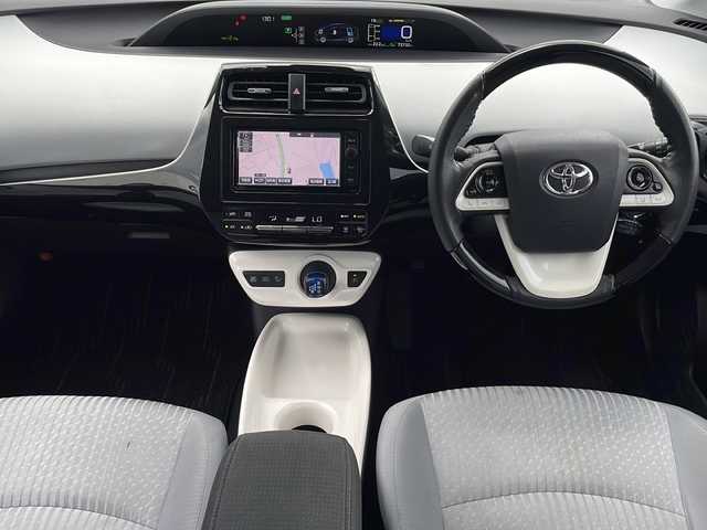 トヨタ プリウス A 静岡県 2016(平28)年 7.3万km グレーメタリック /純正ナビ/地デジTV//純正CD/DVD/Bluetooth//バックカメラ//社外エアロ//トヨタセーフティセンス//オートハイビーム//レーダークルーズコントロール//純正15インチAW//ヘッドアップディスプレイ//スマートキー//LEDヘッドライト//ビルトインETC