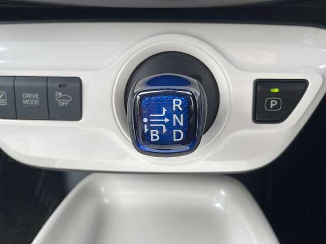 トヨタ プリウス A 静岡県 2016(平28)年 7.3万km グレーメタリック /純正ナビ/地デジTV//純正CD/DVD/Bluetooth//バックカメラ//社外エアロ//トヨタセーフティセンス//オートハイビーム//レーダークルーズコントロール//純正15インチAW//ヘッドアップディスプレイ//スマートキー//LEDヘッドライト//ビルトインETC