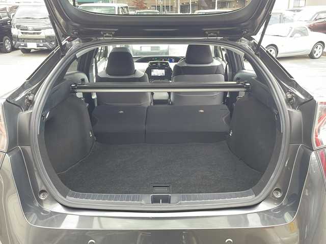 トヨタ プリウス A 静岡県 2016(平28)年 7.3万km グレーメタリック /純正ナビ/地デジTV//純正CD/DVD/Bluetooth//バックカメラ//社外エアロ//トヨタセーフティセンス//オートハイビーム//レーダークルーズコントロール//純正15インチAW//ヘッドアップディスプレイ//スマートキー//LEDヘッドライト//ビルトインETC