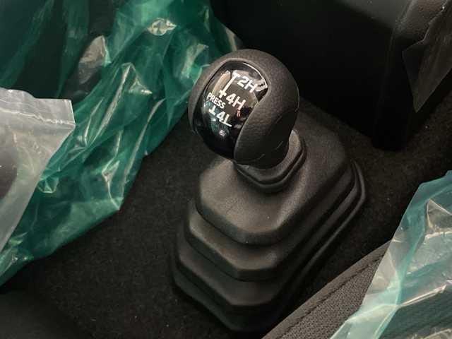 スズキ ジムニー ノマド FC 神奈川県 2025(令7)年 0.1千km ベージュⅡ 登録済未使用車/スズキセーフティサポート/4WD/シートヒーター/ダウンヒルアシストコントロール/革巻きステアリング/ステアリングスイッチ/Autoライト/アイドリングストップ機能/コーナーセンサー/ヘッドライトレベライザー/ヘッドライトウォッシャー/LEDヘッドライト/フォグランプ/電動格納ミラー/ウィンカーミラー/背面タイヤ/純正15インチアルミホイール