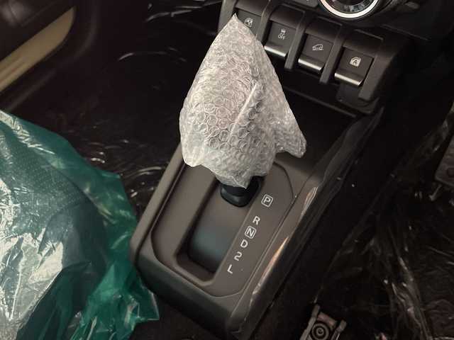 スズキ ジムニー ノマド FC 神奈川県 2025(令7)年 0.1千km ベージュⅡ 登録済未使用車/スズキセーフティサポート/4WD/シートヒーター/ダウンヒルアシストコントロール/革巻きステアリング/ステアリングスイッチ/Autoライト/アイドリングストップ機能/コーナーセンサー/ヘッドライトレベライザー/ヘッドライトウォッシャー/LEDヘッドライト/フォグランプ/電動格納ミラー/ウィンカーミラー/背面タイヤ/純正15インチアルミホイール