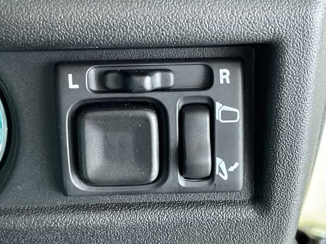 スズキ ジムニー ノマド FC 神奈川県 2025(令7)年 0.1千km ベージュⅡ 登録済未使用車/スズキセーフティサポート/4WD/シートヒーター/ダウンヒルアシストコントロール/革巻きステアリング/ステアリングスイッチ/Autoライト/アイドリングストップ機能/コーナーセンサー/ヘッドライトレベライザー/ヘッドライトウォッシャー/LEDヘッドライト/フォグランプ/電動格納ミラー/ウィンカーミラー/背面タイヤ/純正15インチアルミホイール