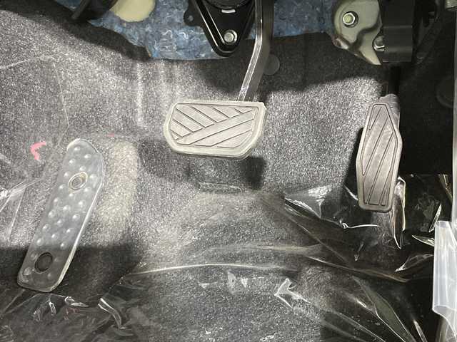 スズキ ジムニー ノマド FC 神奈川県 2025(令7)年 0.1千km ベージュⅡ 登録済未使用車/スズキセーフティサポート/4WD/シートヒーター/ダウンヒルアシストコントロール/革巻きステアリング/ステアリングスイッチ/Autoライト/アイドリングストップ機能/コーナーセンサー/ヘッドライトレベライザー/ヘッドライトウォッシャー/LEDヘッドライト/フォグランプ/電動格納ミラー/ウィンカーミラー/背面タイヤ/純正15インチアルミホイール