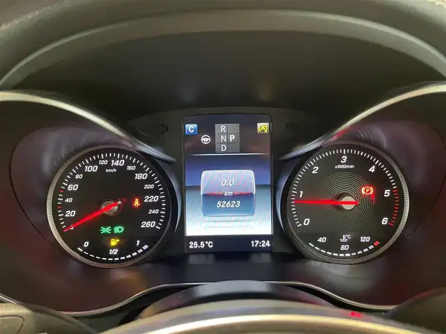 メルセデス・ベンツ ＧＬＣ２２０ d 4マチックスポーツ 本革 愛知県 2017(平29)年 5.3万km ダイヤモンドホワイト 本革シート　/パノラミックＳ／Ｒ　/ＨＵＤ　/Ｂｕｒｍｅｓｔｅｒサウンド　/ＭＢＵＸ　/Ｂｌｕｅｔｏｏｔｈ　/３６０度カメラ　/フルセグＴＶ　/アンビエントライト　/シートヒーター/ＡＣＣ　/ＬＫＡ　/ＬＤＷ　/ＢＳＭ　/ＥＴＣ２．０/LEDヘッドライト/パワーバックドア/プッシュスタート/アイドリングストップ