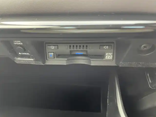トヨタ クラウン ハイブリッド G Four 富山県 2018(平30)年 1.8万km ホワイトパールクリスタルシャイン 純正ナビ（AM/FM/DVD/BT/USB/フルセグ）/全方位カメラ/ドライブレコーダー/ETC/D/N席パワーシート/D席メモリシート/シートヒーター/ハンドルヒーター/衝突被害軽減システム/レーダークルーズコントロール/レーンキープアシスト/コーナーセンサー/ブラインドスポットモニター/ヘッドアップディスプレイ/オートLEDライト/オートマチックハイビーム/純正アルミホイール/純正フロアマット/革巻きステアリング/ステアリングスイッチ/パドルシフト/オートホールド付電子パーキング/スマートキー/スペアキー
