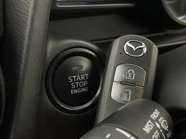 マツダ デミオ 13S 新潟県 2017(平29)年 2.2万km ソニックシルバーM スマートシティブレーキサポート/純正SDナビ/　CD/DVD/Bluetooth/フルセグTV/バックカメラ/LEDオートライト/シートヒーター/ブラインドスポットモニター/ステアリングリモコン/電格ミラー/ウィンカーミラー/アイドリングストップ/スマートキー/スペアキー/ビルトインETC