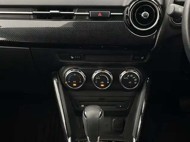 マツダ デミオ 13S 新潟県 2017(平29)年 2.2万km ソニックシルバーM スマートシティブレーキサポート/純正SDナビ/　CD/DVD/Bluetooth/フルセグTV/バックカメラ/LEDオートライト/シートヒーター/ブラインドスポットモニター/ステアリングリモコン/電格ミラー/ウィンカーミラー/アイドリングストップ/スマートキー/スペアキー/ビルトインETC