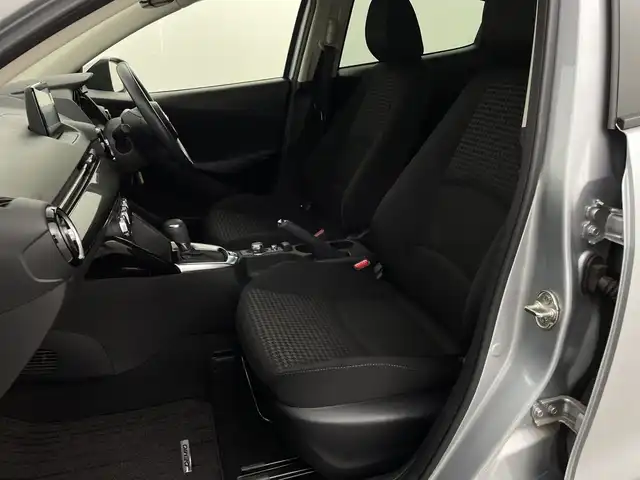 マツダ デミオ 13S 新潟県 2017(平29)年 2.2万km ソニックシルバーM スマートシティブレーキサポート/純正SDナビ/　CD/DVD/Bluetooth/フルセグTV/バックカメラ/LEDオートライト/シートヒーター/ブラインドスポットモニター/ステアリングリモコン/電格ミラー/ウィンカーミラー/アイドリングストップ/スマートキー/スペアキー/ビルトインETC