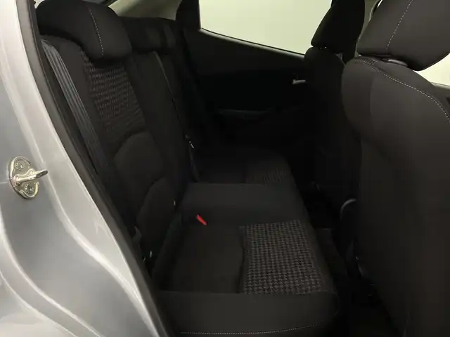 マツダ デミオ 13S 新潟県 2017(平29)年 2.2万km ソニックシルバーM スマートシティブレーキサポート/純正SDナビ/　CD/DVD/Bluetooth/フルセグTV/バックカメラ/LEDオートライト/シートヒーター/ブラインドスポットモニター/ステアリングリモコン/電格ミラー/ウィンカーミラー/アイドリングストップ/スマートキー/スペアキー/ビルトインETC