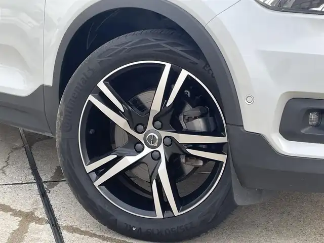 ボルボ ＸＣ４０ B4 AWD Rデザイン 東京都 2020(令2)年 1.3万km パール 純正HDDナビ/360°モニター/ハーフレザーシート/ステアリングヒーター/アダプティブクルーズコントロール/Wチャージ/オートホールド/Harman/Kardon/パワーバックドア/インテリジェントセーフティ/全席シートヒーター/LIS/Cトラフィックアラート/ISOFIX/プライバシーガラス/LEDオートハイビーム/ドライブモード