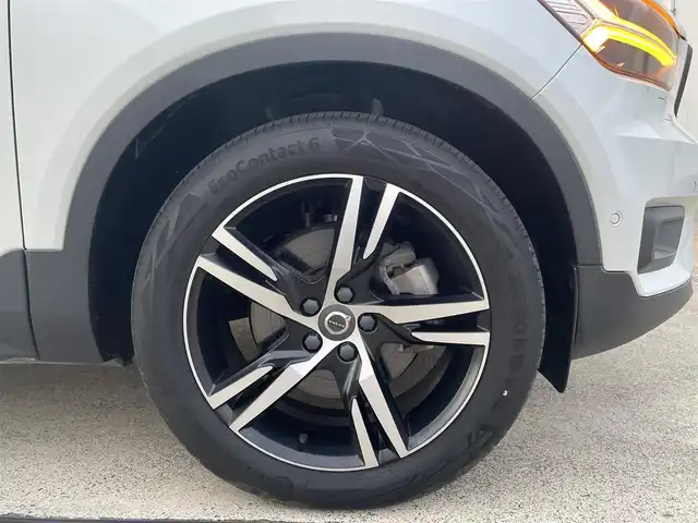 ボルボ ＸＣ４０ B4 AWD Rデザイン 東京都 2020(令2)年 1.3万km パール 純正HDDナビ/360°モニター/ハーフレザーシート/ステアリングヒーター/アダプティブクルーズコントロール/Wチャージ/オートホールド/Harman/Kardon/パワーバックドア/インテリジェントセーフティ/全席シートヒーター/LIS/Cトラフィックアラート/ISOFIX/プライバシーガラス/LEDオートハイビーム/ドライブモード