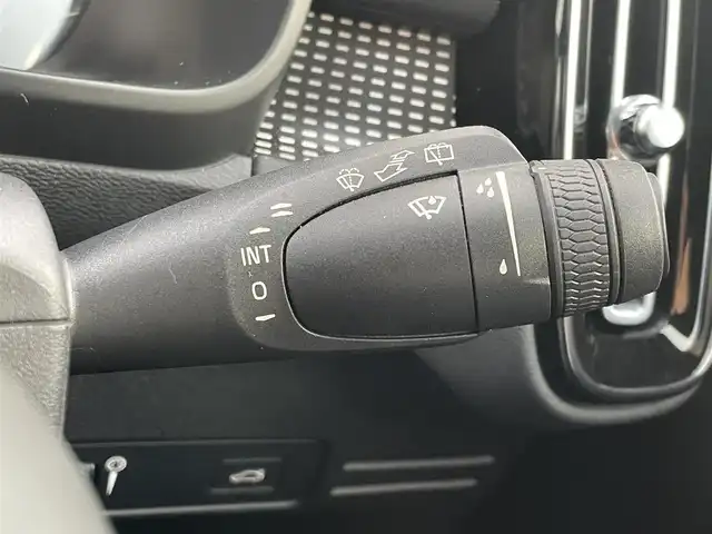 ボルボ ＸＣ４０ B4 AWD Rデザイン 東京都 2020(令2)年 1.3万km パール 純正HDDナビ/360°モニター/ハーフレザーシート/ステアリングヒーター/アダプティブクルーズコントロール/Wチャージ/オートホールド/Harman/Kardon/パワーバックドア/インテリジェントセーフティ/全席シートヒーター/LIS/Cトラフィックアラート/ISOFIX/プライバシーガラス/LEDオートハイビーム/ドライブモード