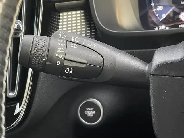 ボルボ ＸＣ４０ B4 AWD Rデザイン 東京都 2020(令2)年 1.3万km パール 純正HDDナビ/360°モニター/ハーフレザーシート/ステアリングヒーター/アダプティブクルーズコントロール/Wチャージ/オートホールド/Harman/Kardon/パワーバックドア/インテリジェントセーフティ/全席シートヒーター/LIS/Cトラフィックアラート/ISOFIX/プライバシーガラス/LEDオートハイビーム/ドライブモード