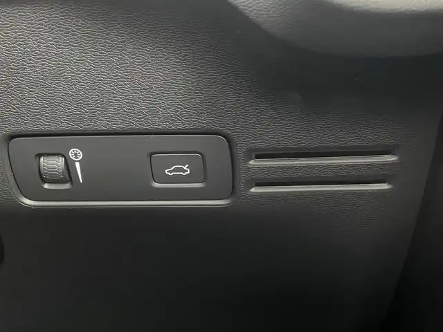 ボルボ ＸＣ４０ B4 AWD Rデザイン 東京都 2020(令2)年 1.3万km パール 純正HDDナビ/360°モニター/ハーフレザーシート/ステアリングヒーター/アダプティブクルーズコントロール/Wチャージ/オートホールド/Harman/Kardon/パワーバックドア/インテリジェントセーフティ/全席シートヒーター/LIS/Cトラフィックアラート/ISOFIX/プライバシーガラス/LEDオートハイビーム/ドライブモード