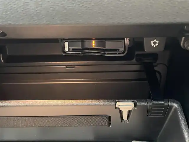 ボルボ ＸＣ４０ B4 AWD Rデザイン 東京都 2020(令2)年 1.3万km パール 純正HDDナビ/360°モニター/ハーフレザーシート/ステアリングヒーター/アダプティブクルーズコントロール/Wチャージ/オートホールド/Harman/Kardon/パワーバックドア/インテリジェントセーフティ/全席シートヒーター/LIS/Cトラフィックアラート/ISOFIX/プライバシーガラス/LEDオートハイビーム/ドライブモード