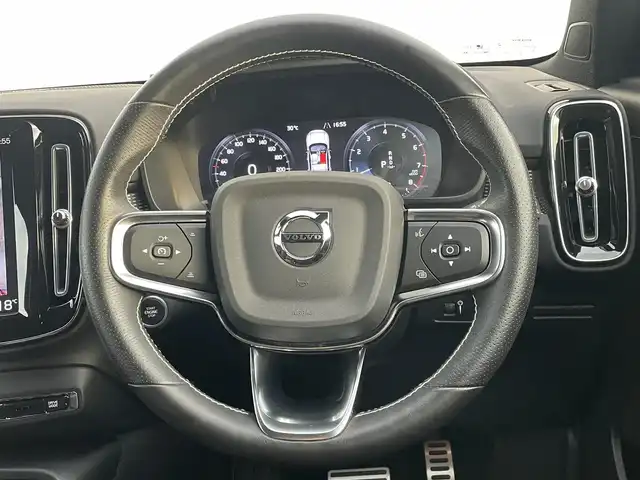 ボルボ ＸＣ４０ B4 AWD Rデザイン 東京都 2020(令2)年 1.3万km パール 純正HDDナビ/360°モニター/ハーフレザーシート/ステアリングヒーター/アダプティブクルーズコントロール/Wチャージ/オートホールド/Harman/Kardon/パワーバックドア/インテリジェントセーフティ/全席シートヒーター/LIS/Cトラフィックアラート/ISOFIX/プライバシーガラス/LEDオートハイビーム/ドライブモード
