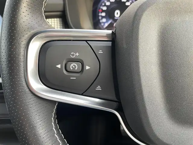 ボルボ ＸＣ４０ B4 AWD Rデザイン 東京都 2020(令2)年 1.3万km パール 純正HDDナビ/360°モニター/ハーフレザーシート/ステアリングヒーター/アダプティブクルーズコントロール/Wチャージ/オートホールド/Harman/Kardon/パワーバックドア/インテリジェントセーフティ/全席シートヒーター/LIS/Cトラフィックアラート/ISOFIX/プライバシーガラス/LEDオートハイビーム/ドライブモード