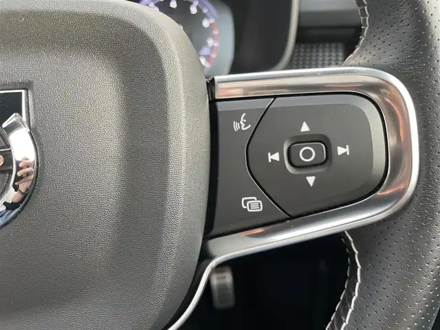 ボルボ ＸＣ４０ B4 AWD Rデザイン 東京都 2020(令2)年 1.3万km パール 純正HDDナビ/360°モニター/ハーフレザーシート/ステアリングヒーター/アダプティブクルーズコントロール/Wチャージ/オートホールド/Harman/Kardon/パワーバックドア/インテリジェントセーフティ/全席シートヒーター/LIS/Cトラフィックアラート/ISOFIX/プライバシーガラス/LEDオートハイビーム/ドライブモード