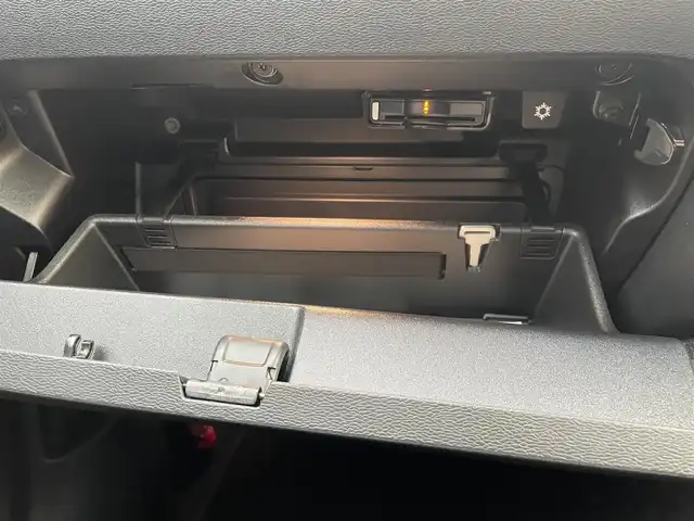 ボルボ ＸＣ４０ B4 AWD Rデザイン 東京都 2020(令2)年 1.3万km パール 純正HDDナビ/360°モニター/ハーフレザーシート/ステアリングヒーター/アダプティブクルーズコントロール/Wチャージ/オートホールド/Harman/Kardon/パワーバックドア/インテリジェントセーフティ/全席シートヒーター/LIS/Cトラフィックアラート/ISOFIX/プライバシーガラス/LEDオートハイビーム/ドライブモード