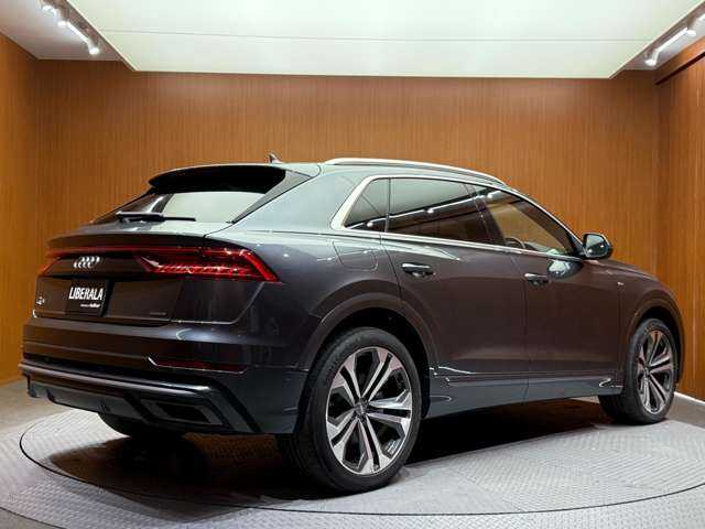 アウディ アウディ Ｑ８ 55TFSIクワトロ Sライン 千葉県 2020(令2)年 6.3万km デイトナグレーパールエフェクト コンフォートアシスタンスＰＫＧ　/純正ナビ　/３６０°カメラ　/ＡＣＣ　/ＢＳＭ　/ハーフレザーシート　/シートヒーター　/パワーシート　/マトリクスＬＥＤ　/ハイビームアシスト　/電動リアゲート　/純正２２インチＡＷ