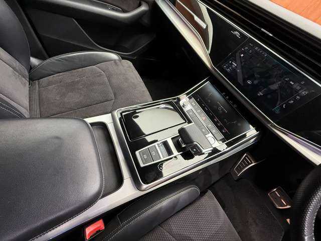 アウディ アウディ Ｑ８ 55TFSIクワトロ Sライン 千葉県 2020(令2)年 6.3万km デイトナグレーパールエフェクト コンフォートアシスタンスＰＫＧ　/純正ナビ　/３６０°カメラ　/ＡＣＣ　/ＢＳＭ　/ハーフレザーシート　/シートヒーター　/パワーシート　/マトリクスＬＥＤ　/ハイビームアシスト　/電動リアゲート　/純正２２インチＡＷ
