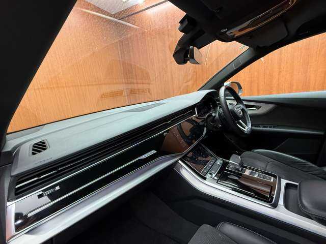 アウディ アウディ Ｑ８ 55TFSIクワトロ Sライン 千葉県 2020(令2)年 6.3万km デイトナグレーパールエフェクト コンフォートアシスタンスＰＫＧ　/純正ナビ　/３６０°カメラ　/ＡＣＣ　/ＢＳＭ　/ハーフレザーシート　/シートヒーター　/パワーシート　/マトリクスＬＥＤ　/ハイビームアシスト　/電動リアゲート　/純正２２インチＡＷ