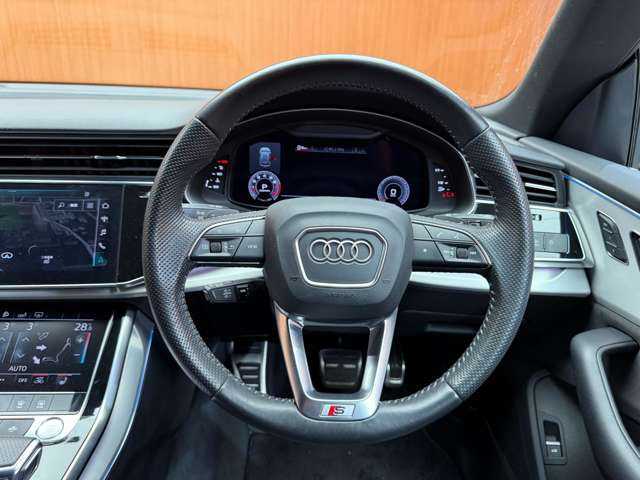 アウディ アウディ Ｑ８ 55TFSIクワトロ Sライン 千葉県 2020(令2)年 6.3万km デイトナグレーパールエフェクト コンフォートアシスタンスＰＫＧ　/純正ナビ　/３６０°カメラ　/ＡＣＣ　/ＢＳＭ　/ハーフレザーシート　/シートヒーター　/パワーシート　/マトリクスＬＥＤ　/ハイビームアシスト　/電動リアゲート　/純正２２インチＡＷ