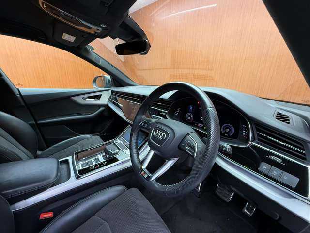 アウディ アウディ Ｑ８ 55TFSIクワトロ Sライン 千葉県 2020(令2)年 6.3万km デイトナグレーパールエフェクト コンフォートアシスタンスＰＫＧ　/純正ナビ　/３６０°カメラ　/ＡＣＣ　/ＢＳＭ　/ハーフレザーシート　/シートヒーター　/パワーシート　/マトリクスＬＥＤ　/ハイビームアシスト　/電動リアゲート　/純正２２インチＡＷ