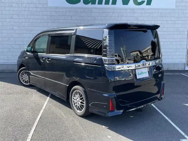 トヨタ ヴォクシー ハイブリッド ZS 静岡県 2017(平29)年 6.9万km ブラッキッシュアゲハガラスフレーク 純正ナビ　/・フルセグＴＶ　/・Ｂｌｕｅｔｏｏｔｈ接続　/・ＤＶＤ再生　/クルーズコントロール　/両側パワースライドドア　/トヨタセーフティーセンス　/プリクラッシュセーフティ　/プッシュスタート　/スマートキー　/スペアキー　/前席シートヒーター/LEDオートライト/ETC/ドラレコ/取扱説明書/保証書