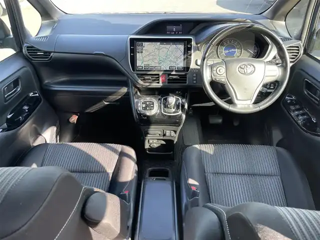 トヨタ ヴォクシー ハイブリッド ZS 静岡県 2017(平29)年 6.9万km ブラッキッシュアゲハガラスフレーク 純正ナビ　/・フルセグＴＶ　/・Ｂｌｕｅｔｏｏｔｈ接続　/・ＤＶＤ再生　/クルーズコントロール　/両側パワースライドドア　/トヨタセーフティーセンス　/プリクラッシュセーフティ　/プッシュスタート　/スマートキー　/スペアキー　/前席シートヒーター/LEDオートライト/ETC/ドラレコ/取扱説明書/保証書