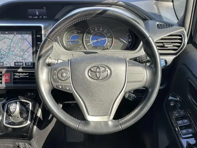 トヨタ ヴォクシー ハイブリッド ZS 静岡県 2017(平29)年 6.9万km ブラッキッシュアゲハガラスフレーク 純正ナビ　/・フルセグＴＶ　/・Ｂｌｕｅｔｏｏｔｈ接続　/・ＤＶＤ再生　/クルーズコントロール　/両側パワースライドドア　/トヨタセーフティーセンス　/プリクラッシュセーフティ　/プッシュスタート　/スマートキー　/スペアキー　/前席シートヒーター/LEDオートライト/ETC/ドラレコ/取扱説明書/保証書